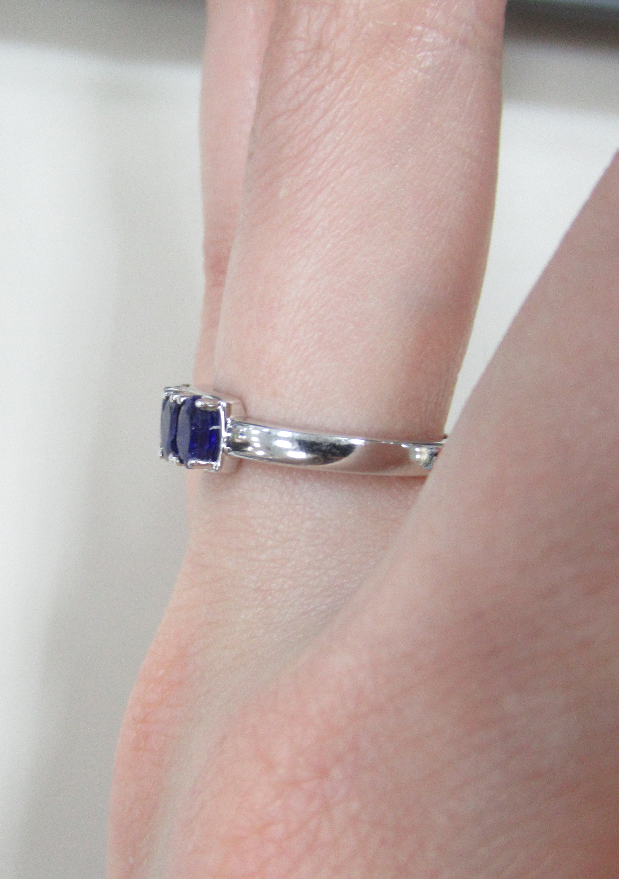 Серебряное кольцо с сапфирами